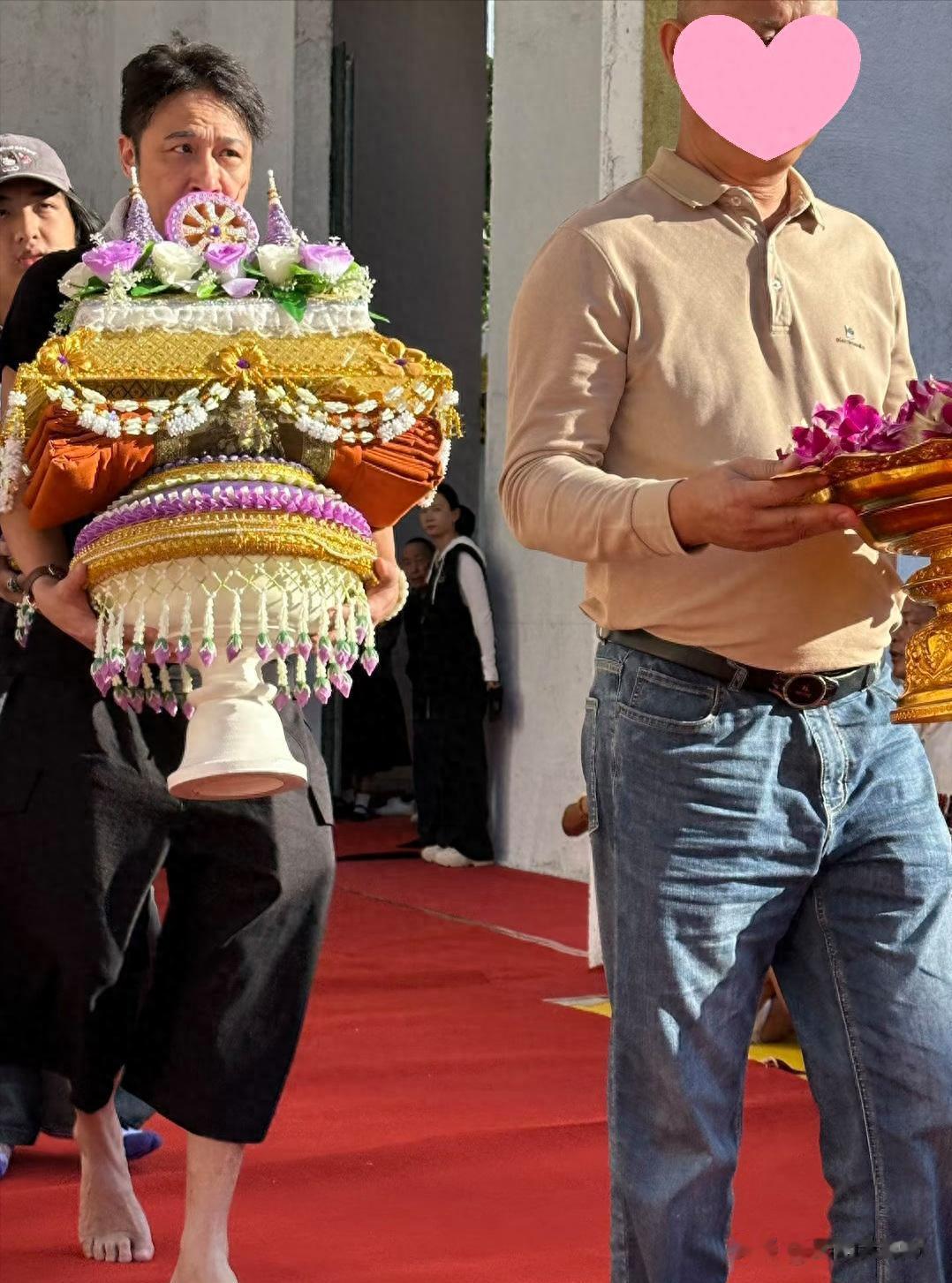 吴镇宇一家现身西双版纳,妻子难得露脸,网友猜边水2好事将近