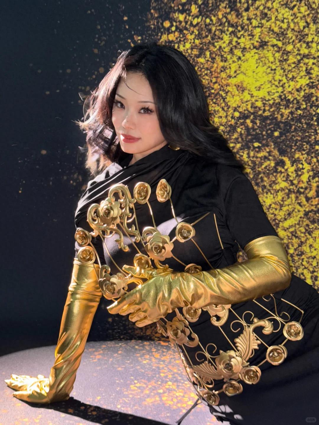 31岁万妮达参加婚礼！穿红裙大秀好身材，黑人男友打扮土气还显老