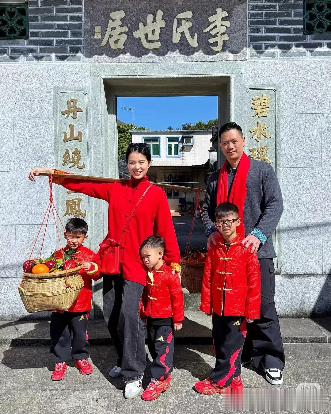 胡杏儿庆祝锡婚，桌上摆60多瓶茅台酒，让朋友狂饮，场面太奢侈了