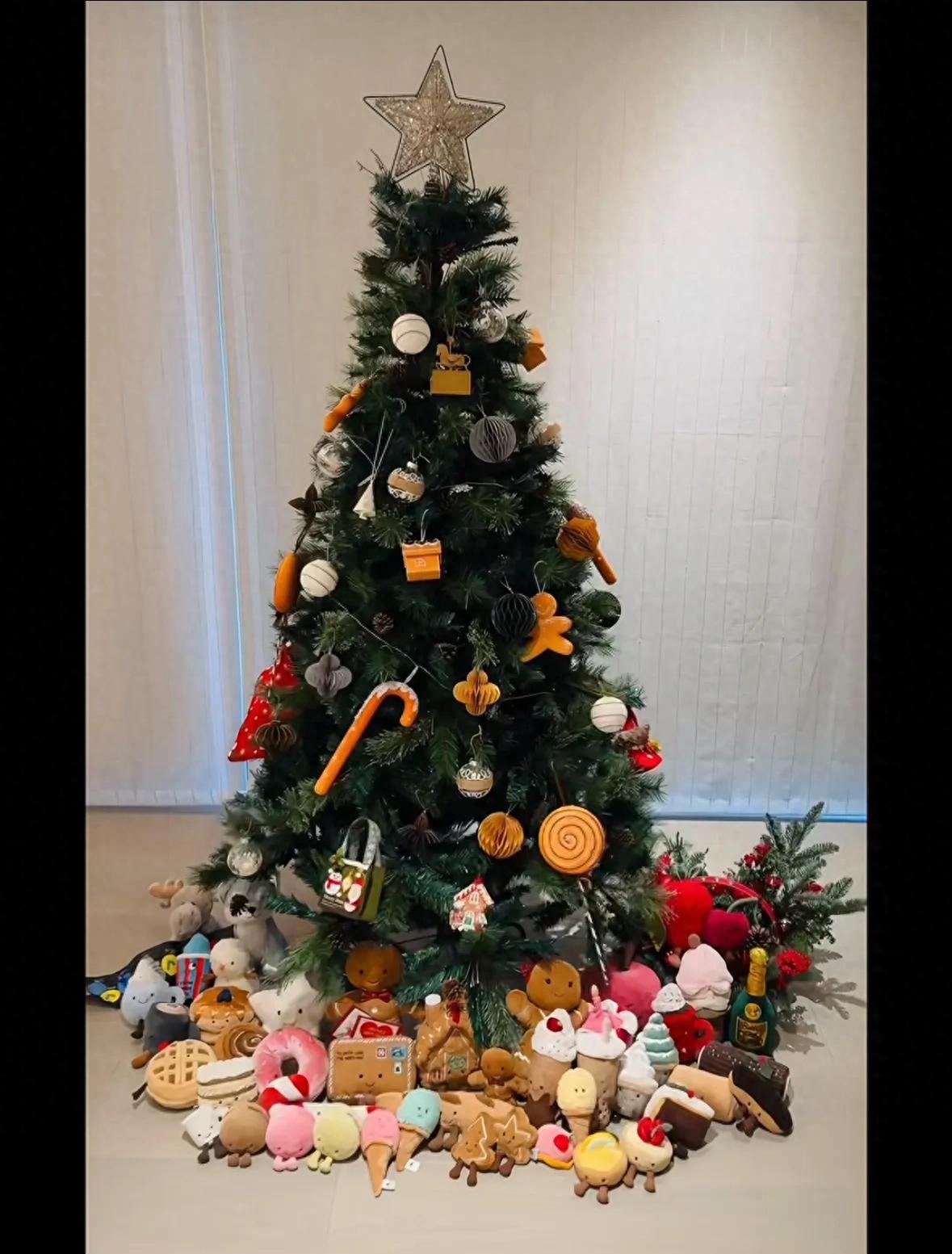 关颖晒圣诞全家照，她一头卷发时尚漂亮，老公瘦的像被吸干了精气