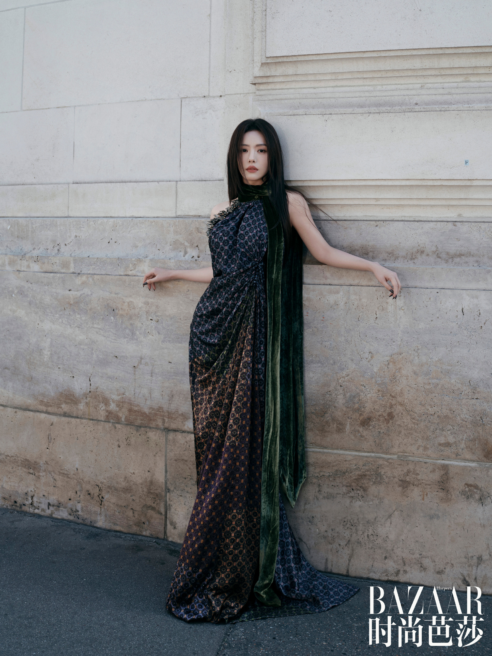 蔡文静露背长裙尽显法式优雅的慵懒与雅致