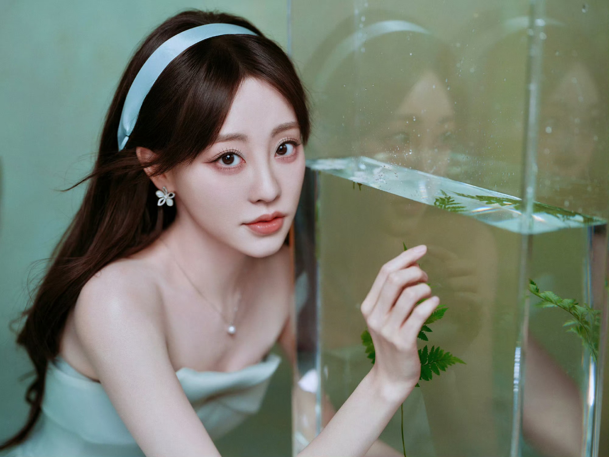 祝绪丹穿抹胸绿裙清新又明媚