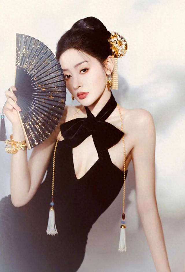 张天爱复古造型，开叉设计美得好极致