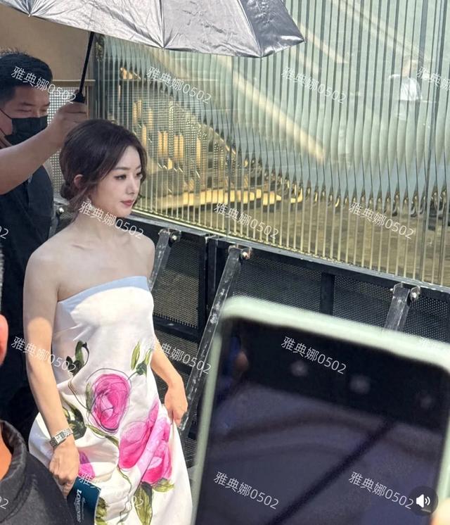 赵丽颖踩恨天高现身成都,即便礼服被指像裹了条床单颜值也撑住了