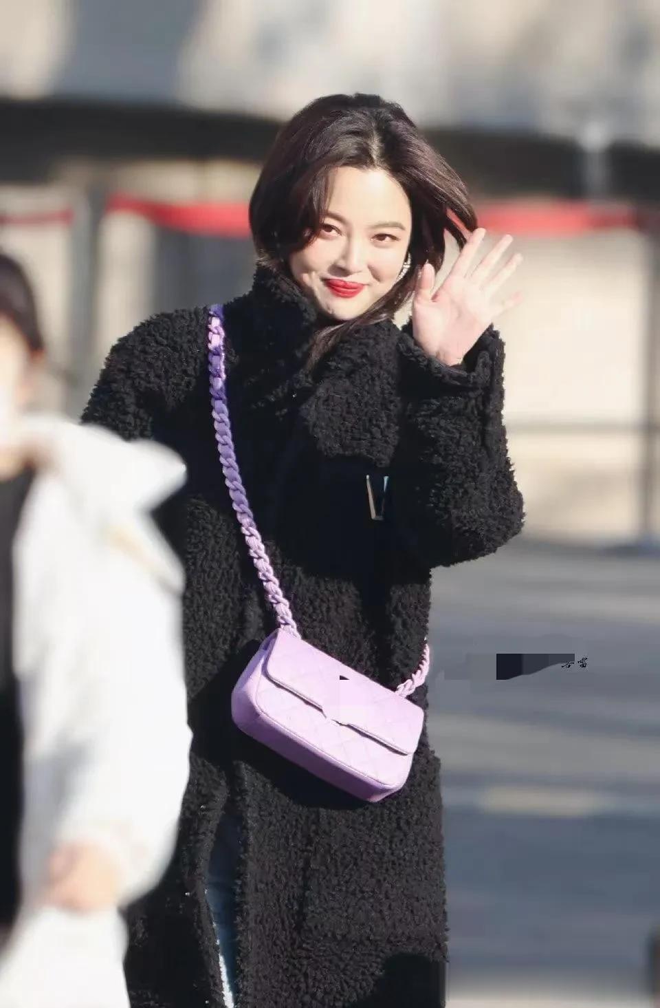 辛芷蕾私服穿搭真洋气！黑色大衣+牛仔裤+斜挎包，时髦高级又减龄