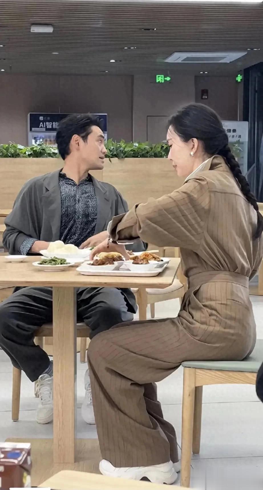 田朴珺与袁弘现身上海44岁田朴珺身材发福腰胯好宽一点都不好看