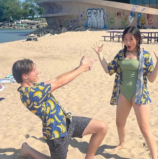 黄多多穿着紧身连衣裙,好像孙莉有气质,19成熟又不乏少女灵动