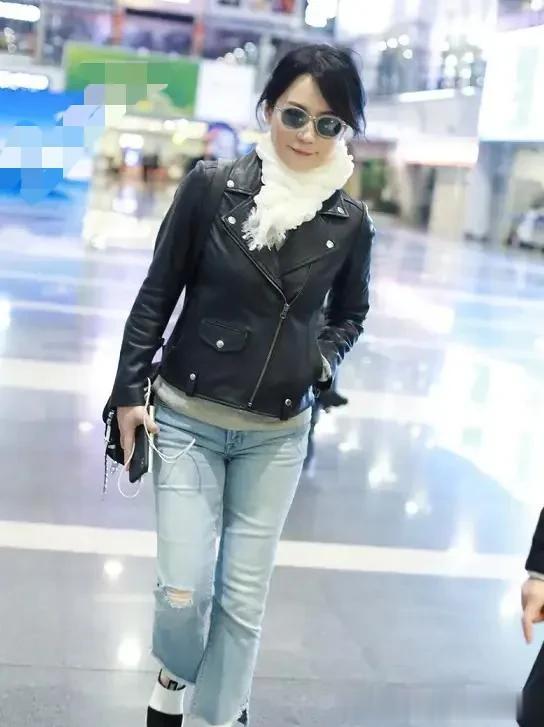 俞飞鸿的气质真是出挑！穿黑色皮衣+牛仔裤，简约又高级！