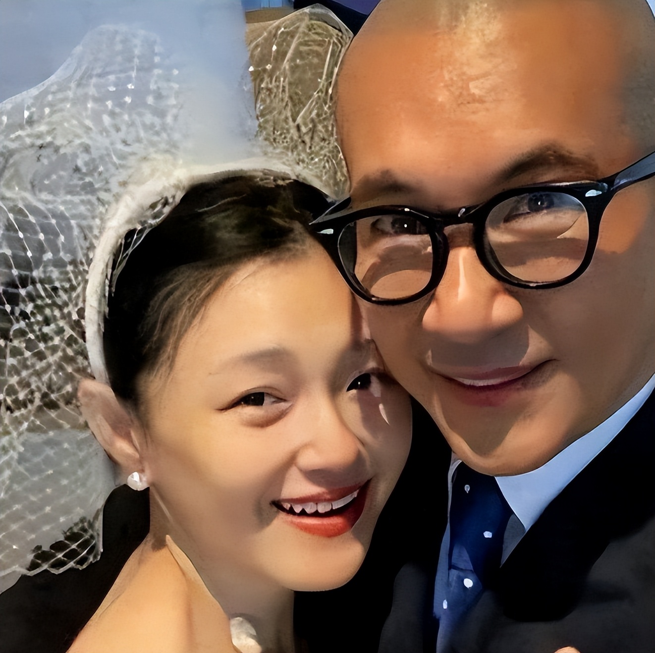 大S周年祭这天，汪小菲一家的三个举动，扯下了S家的“遮羞布”