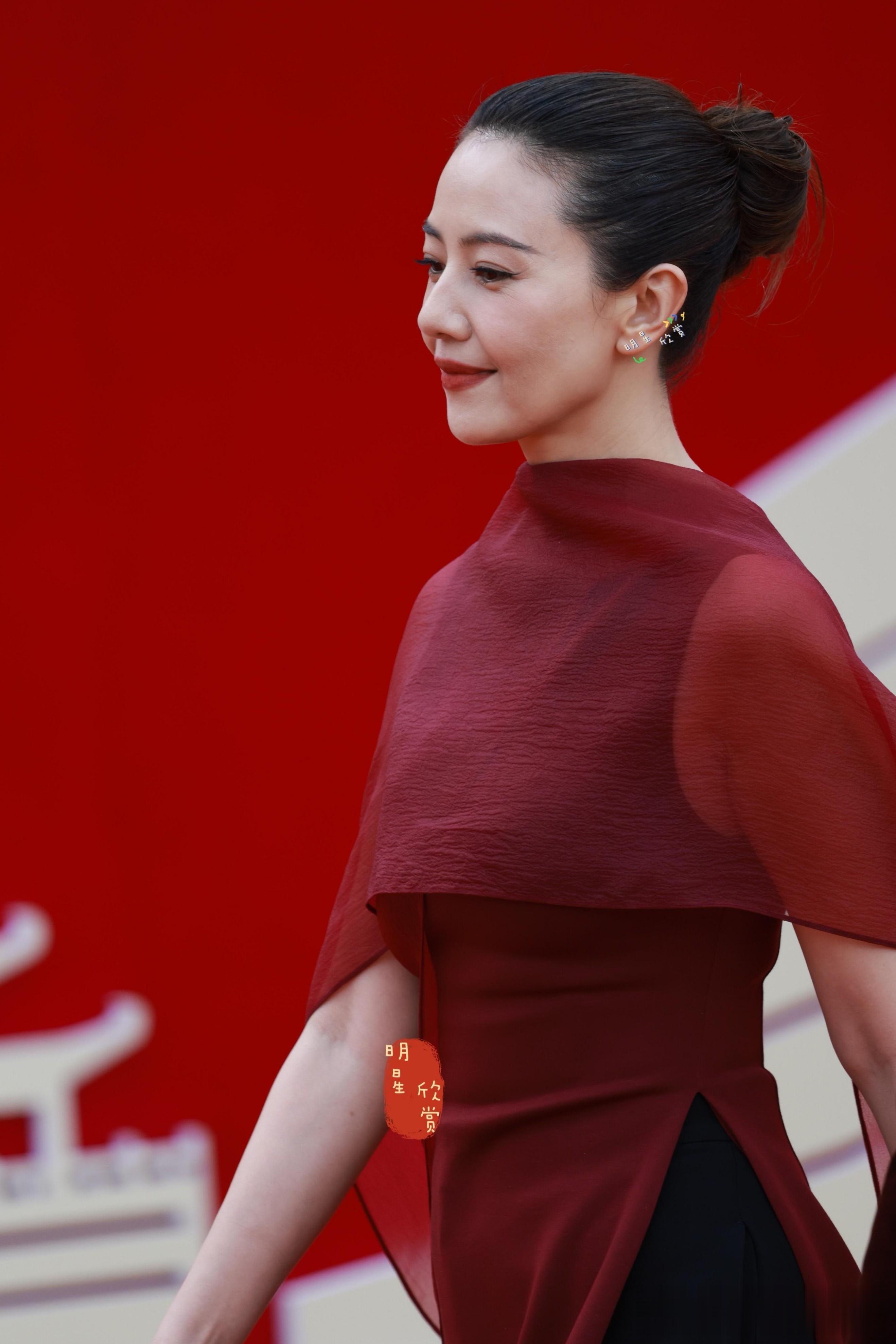 46岁高圆圆最新红毯生图,她眼角细纹明显,网友:自然老去也很美