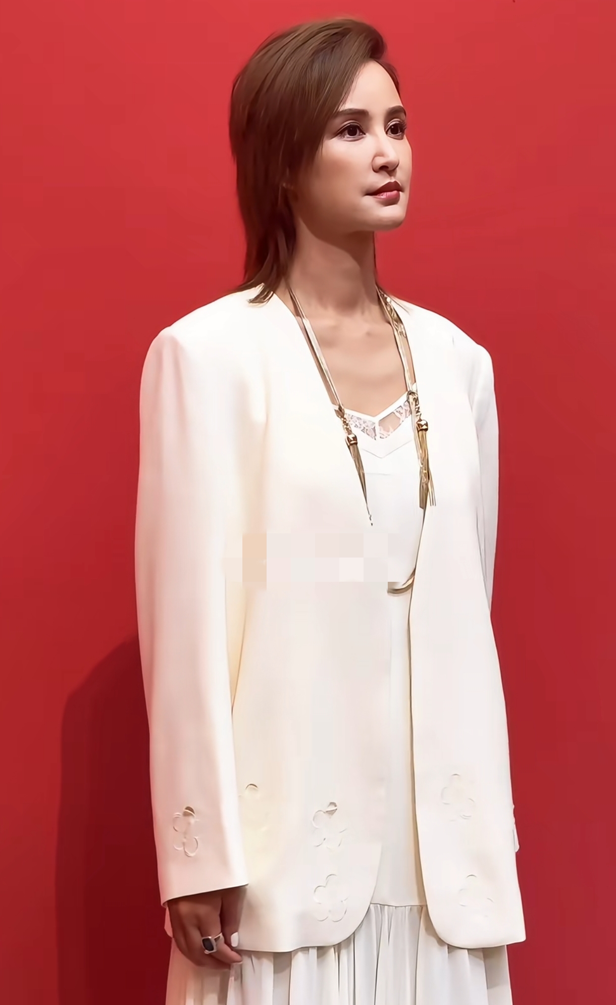 张歆艺出席活动，白色西装搭裙子，脸看着很僵有点医美过度了