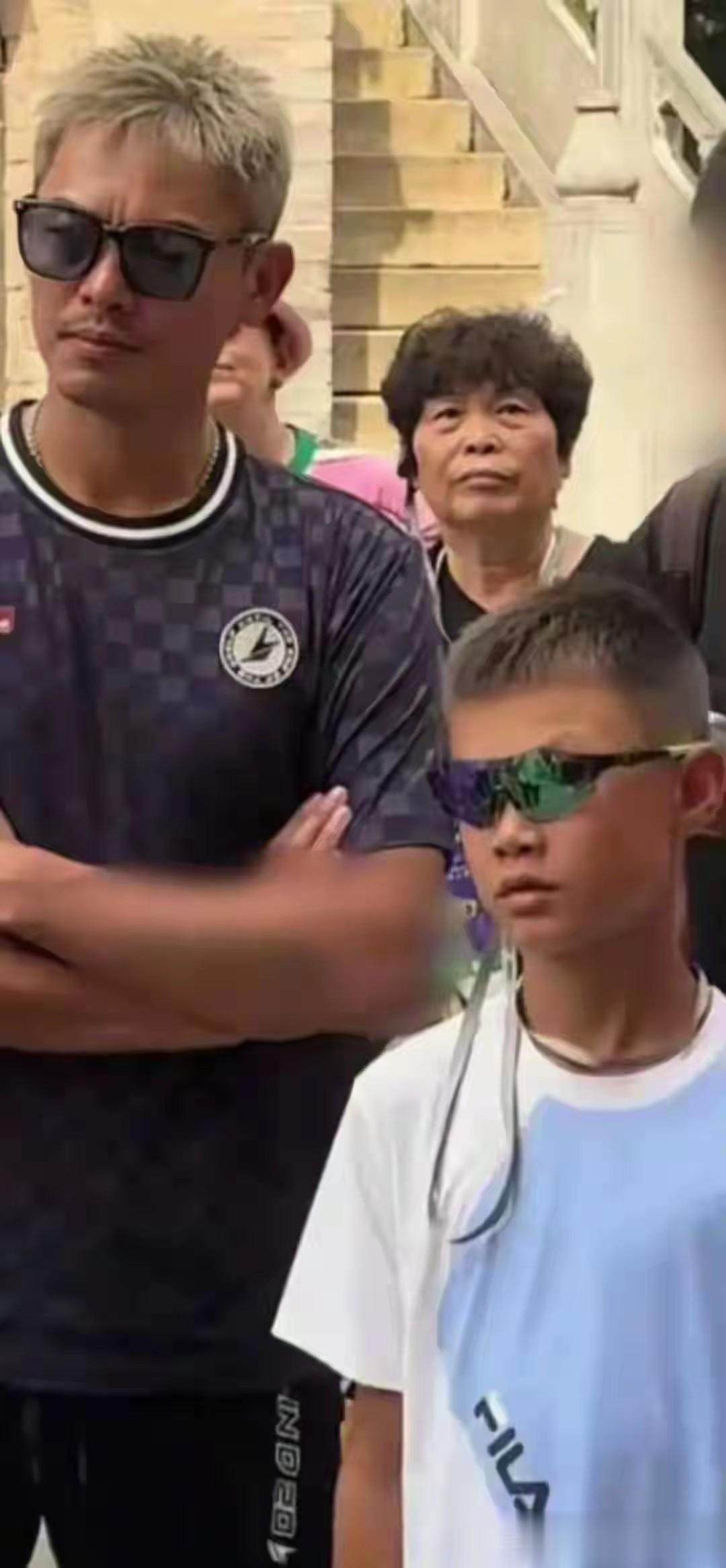 这是林丹?42岁满头白发带娃游山西，妻子谢杏芳少女感十足!