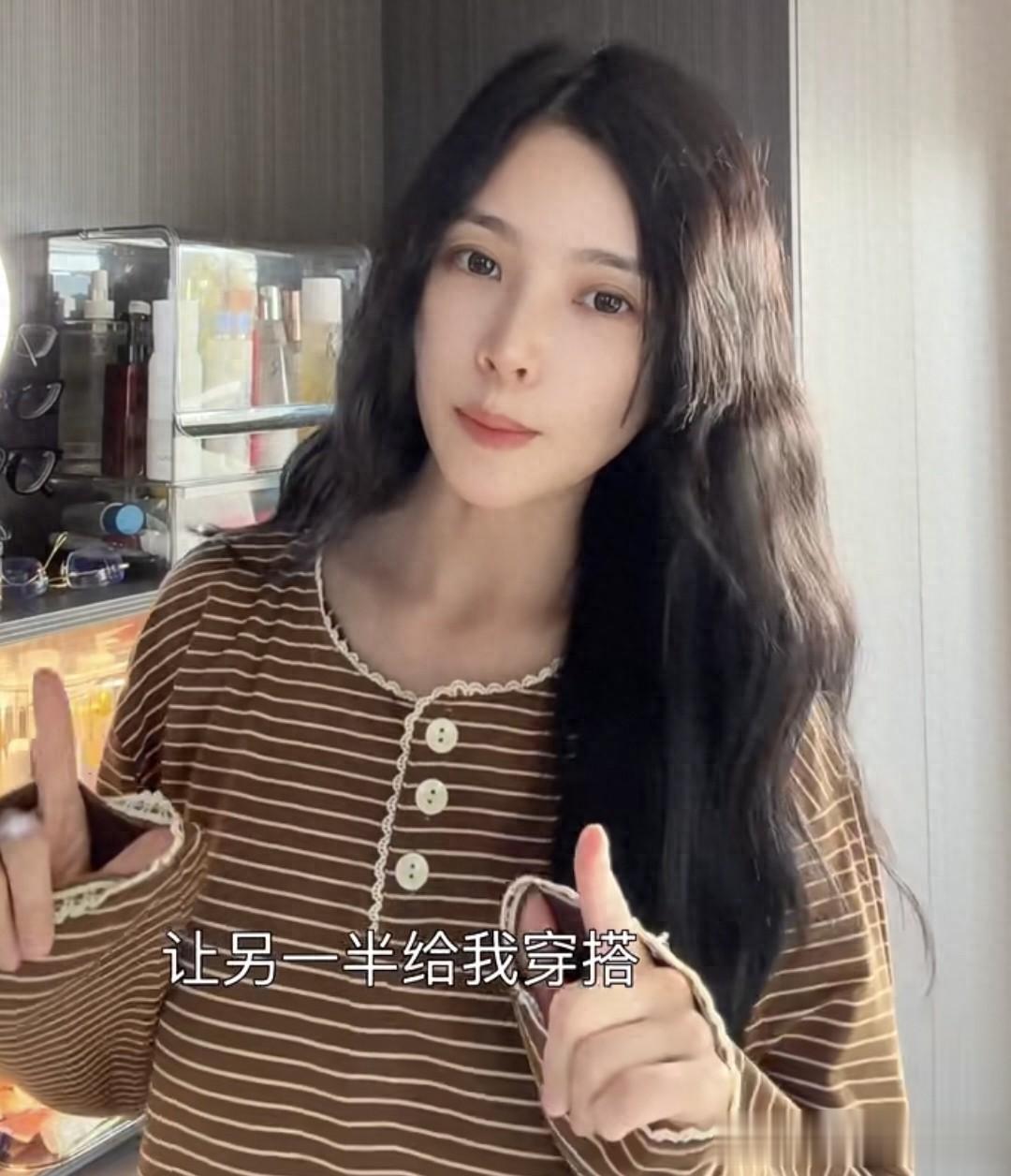 杜淳老婆晒衣帽间，几十条牛仔裤，帽子首饰一堆像批发，太能买了