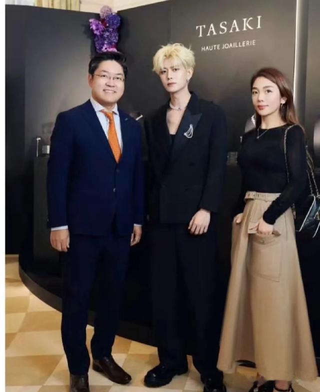 任嘉伦今日上海出席TASAKI活动，金发造型搭配真空西装帅出天际