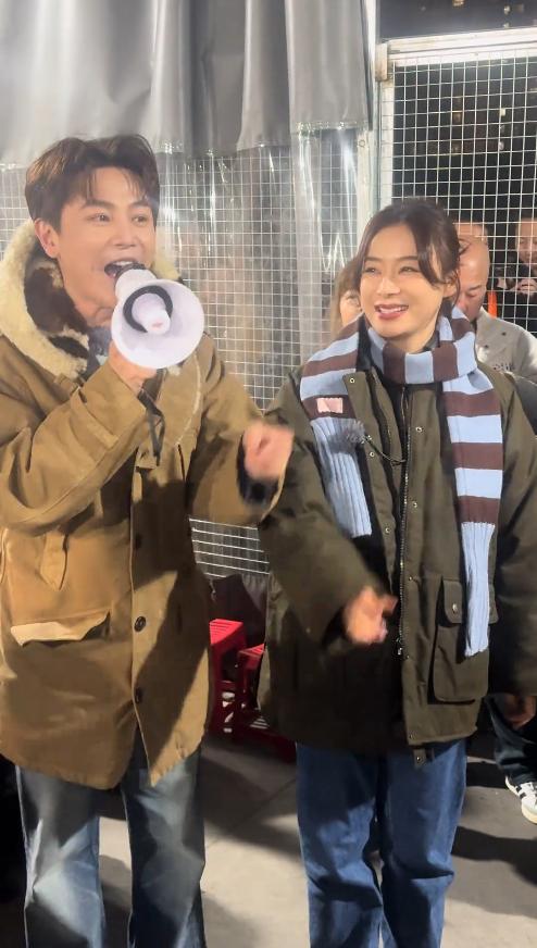 袁姗姗线下被偶遇，穿大棉袄坐路边吃面，生图五官立体但有姨味