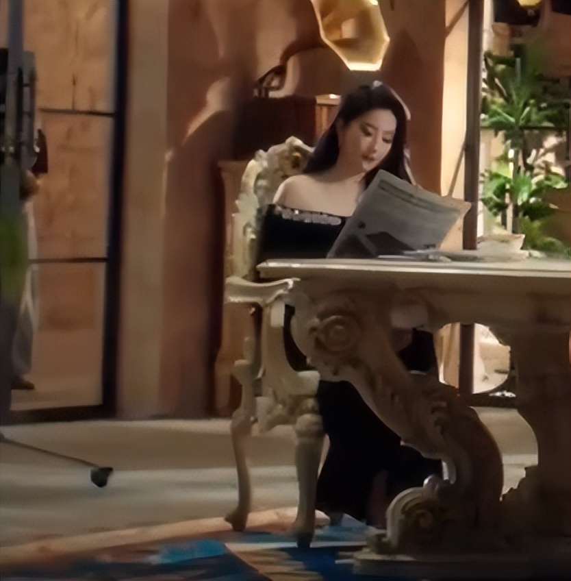 刘亦菲易烊千玺强强联手,女的脸部肉多变肿了,男的略显老气