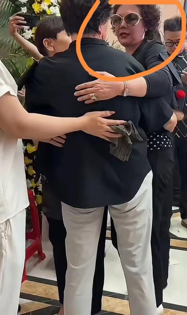 杨议灵前晕倒！众人合力抬出，现场一片混乱，做法事的高僧很抢眼