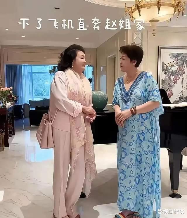 张兰下飞机直奔前夫的现任家,两人是闺蜜,表示一起做时尚博主