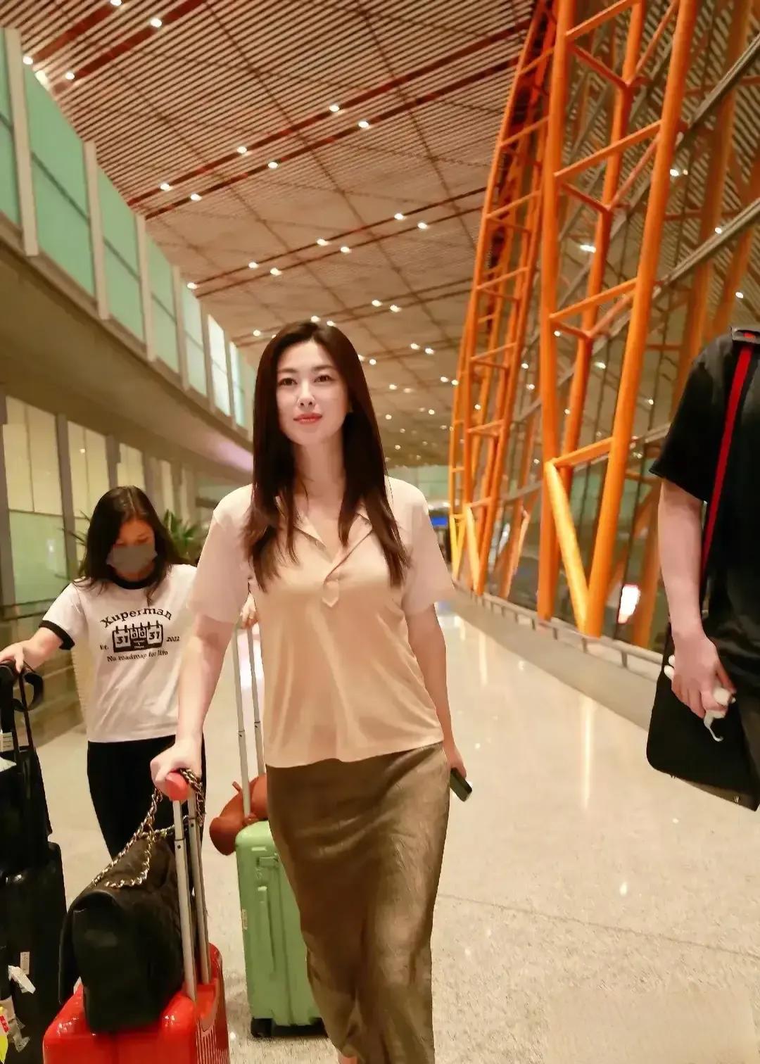 朱珠机场私服好绝，简约穿搭衬出独特气质