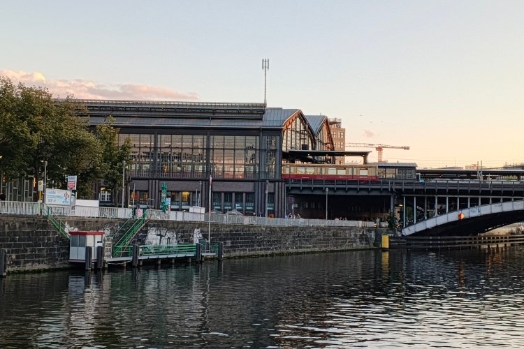 传音5.93mm超薄曲面屏手机发布！IFA 2025现场一手体验来了