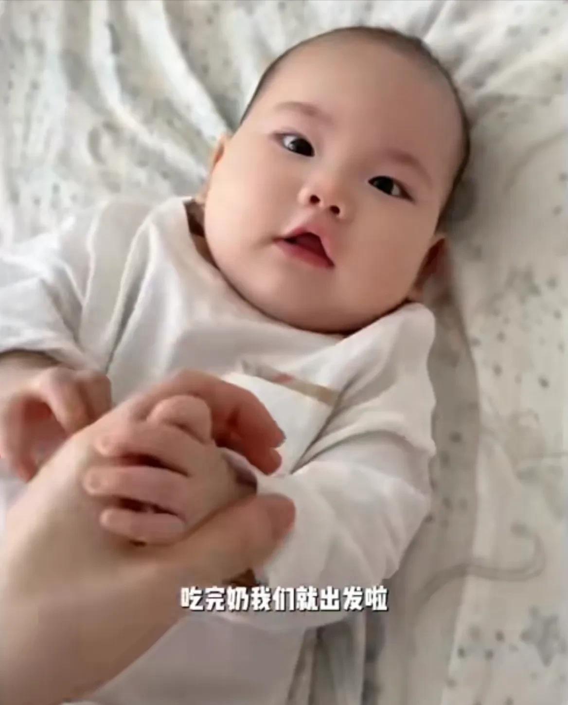 张檬带四个月儿子第一次坐飞机，混血小帅哥全程很乖巧！颜值像爸