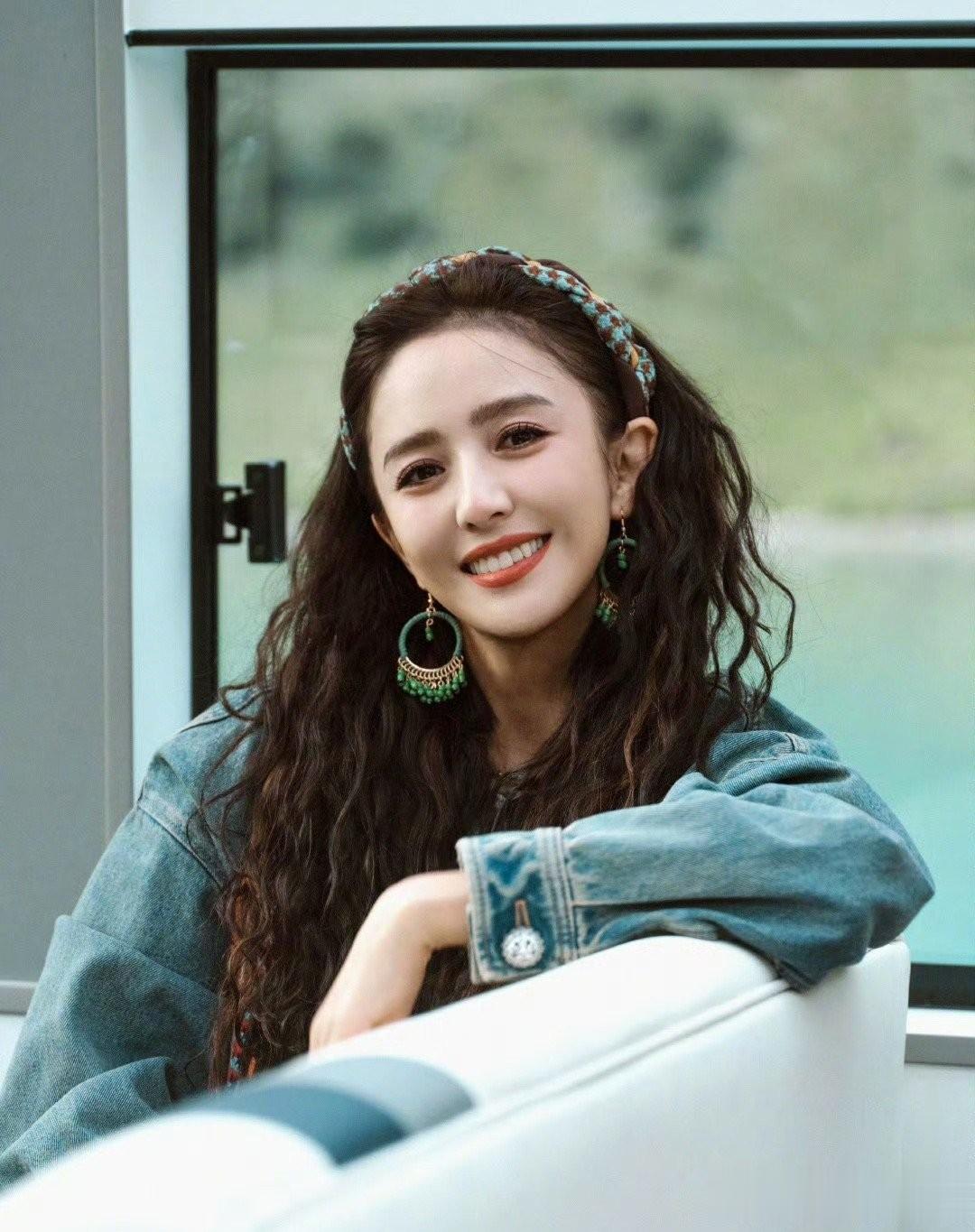 11月10日佟丽娅新恋情,离婚4年后男友被公开,有镜头立马甩开手