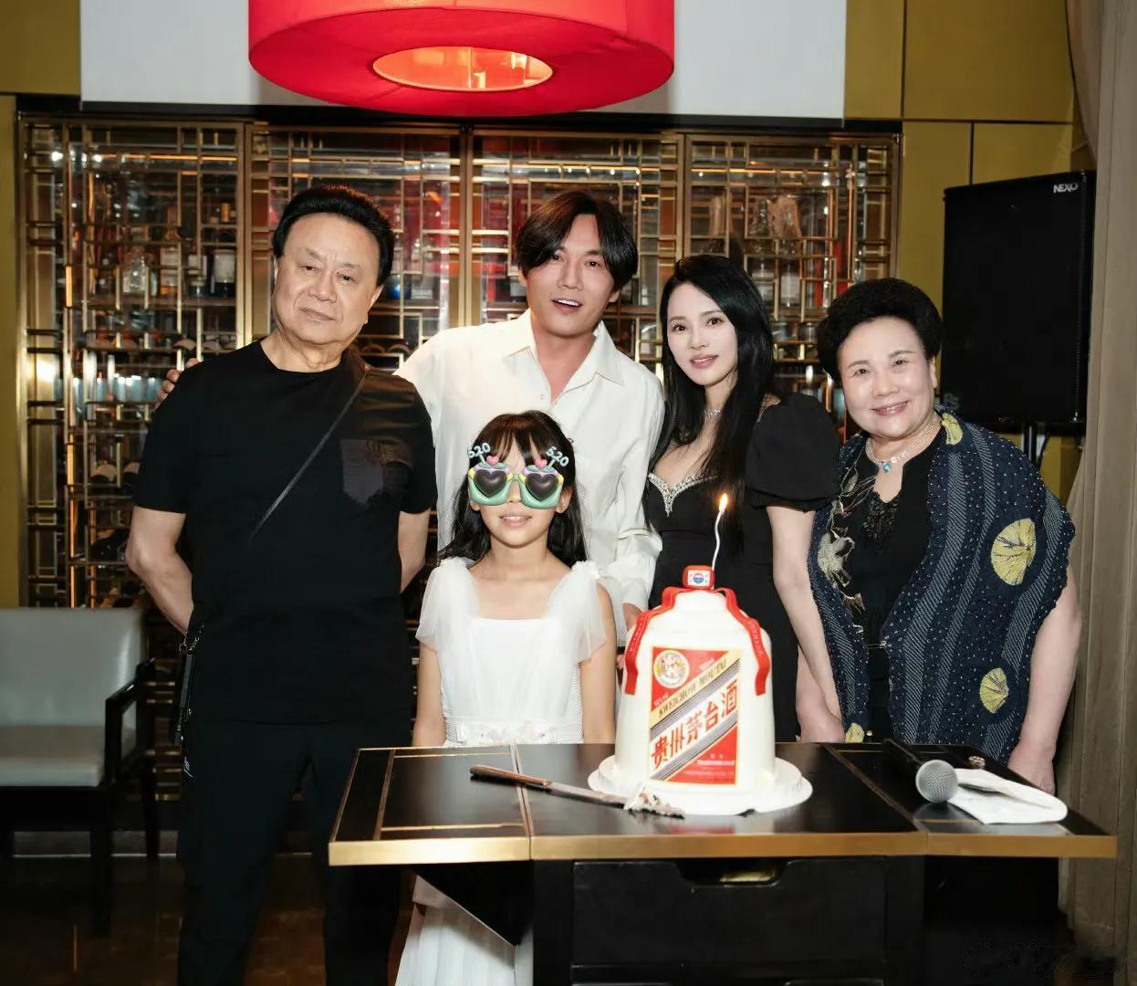 伊能静秦昊一家五口出游，公婆同行画面温馨，9岁米粒气质像妈妈