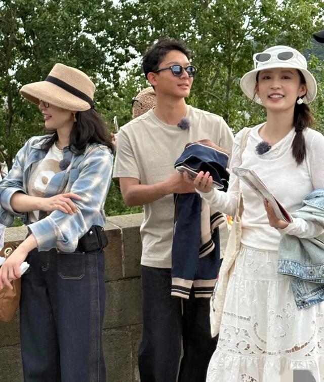 花少7最新偶遇路透:马思纯瘦了之后超美,张晚意黑成当地人