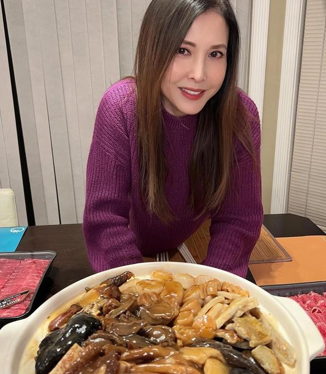 用美貌征服何家劲和吴镇宇，和富商老公定居加拿大，已是三娃的妈