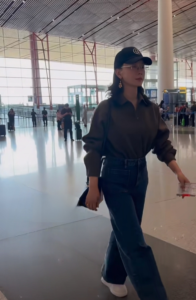 陈数现身机场，橄榄绿衬衫配阔腿裤，48岁状态好到犯规