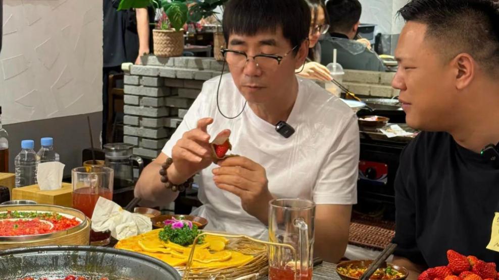 范明三里屯深夜放纵！一顿火锅暴露晚年生活，网友：比拍戏还潇洒