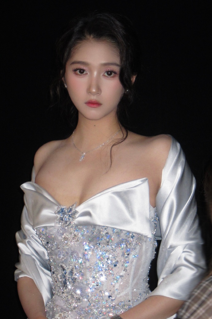 关晓彤这身材和这气质，简直是人间富贵花啊！