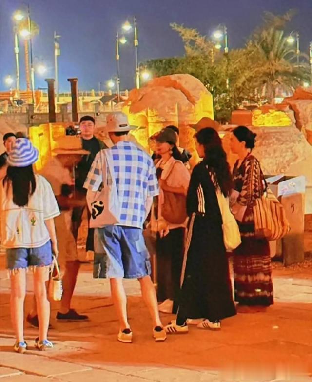 《花少》7埃及路透穿搭，龚俊私服好潮，李沁穿搭被种草衣品真好