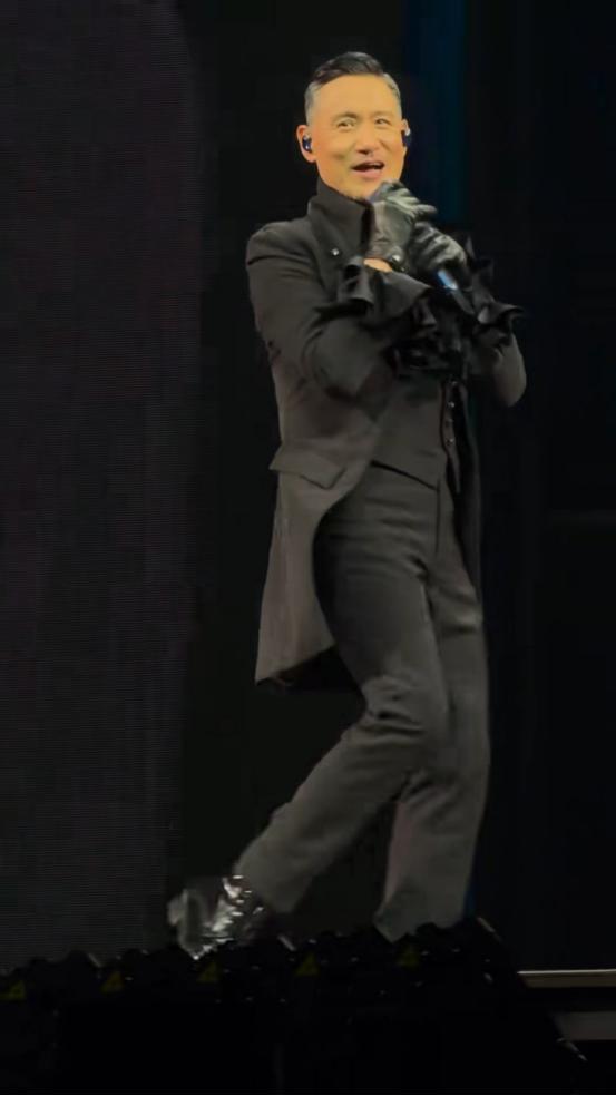 香港著名天王被指断崖式衰老，眉发皆花白，面容憔悴坚持开演唱会