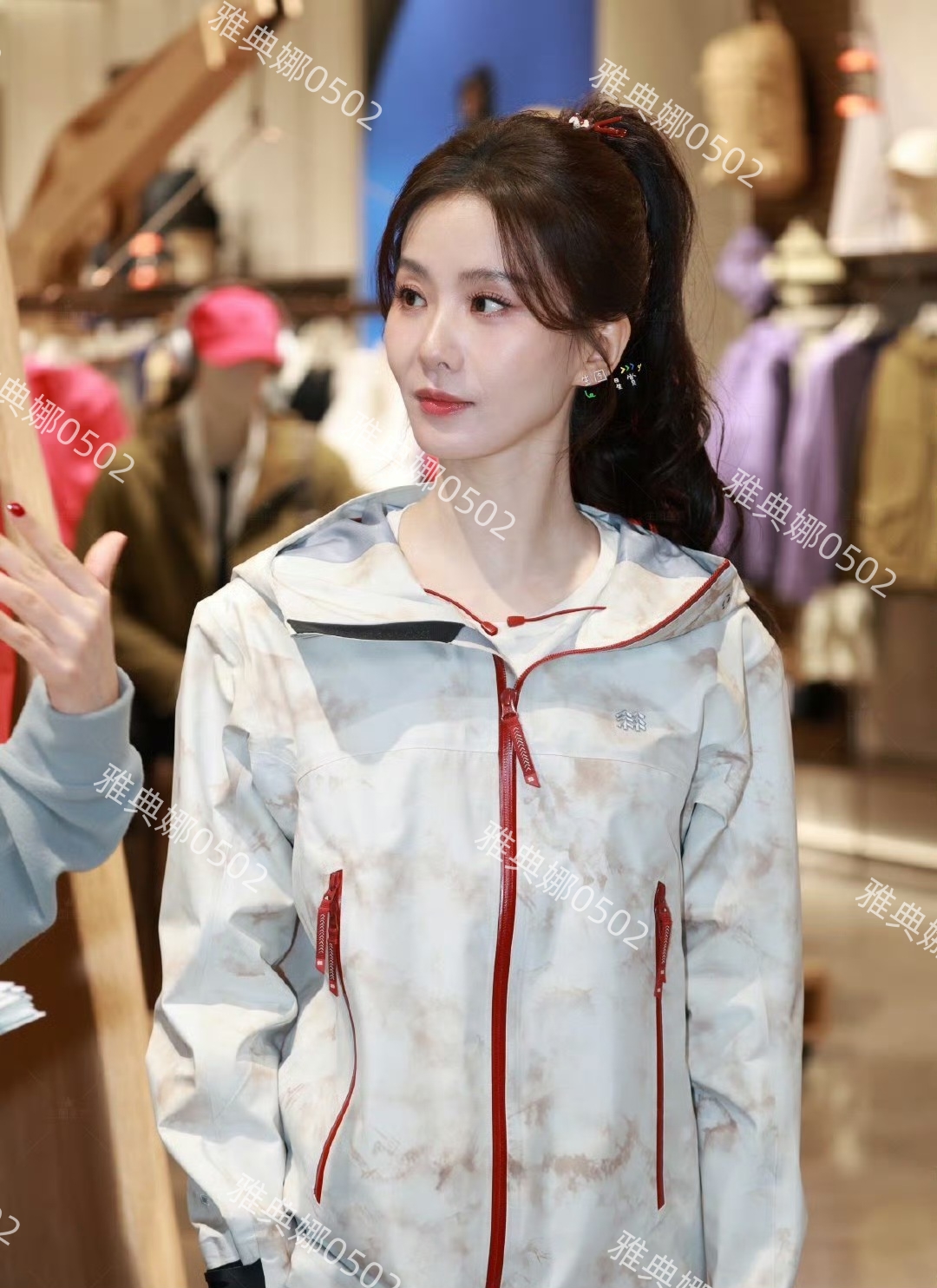 刘诗诗的美貌被高估了，离开了礼服高跟鞋本人个不高脸也变了很多