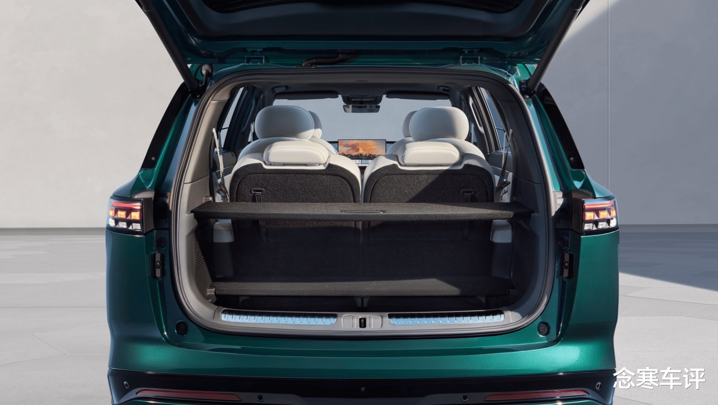 尺寸与价格的反差!东风eπ008车长超5米,轴距超3米,卖17.36万