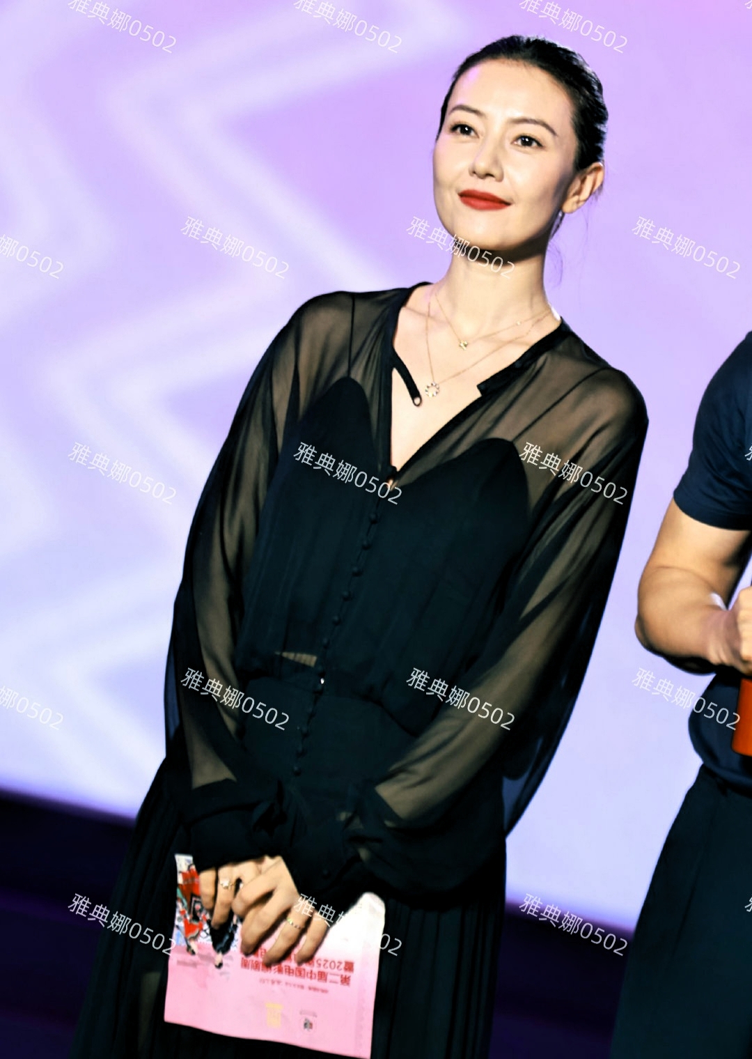 高圆圆本人并不年轻，虽然皮肤松弛皱纹明显，但胜在耐看 有气质!