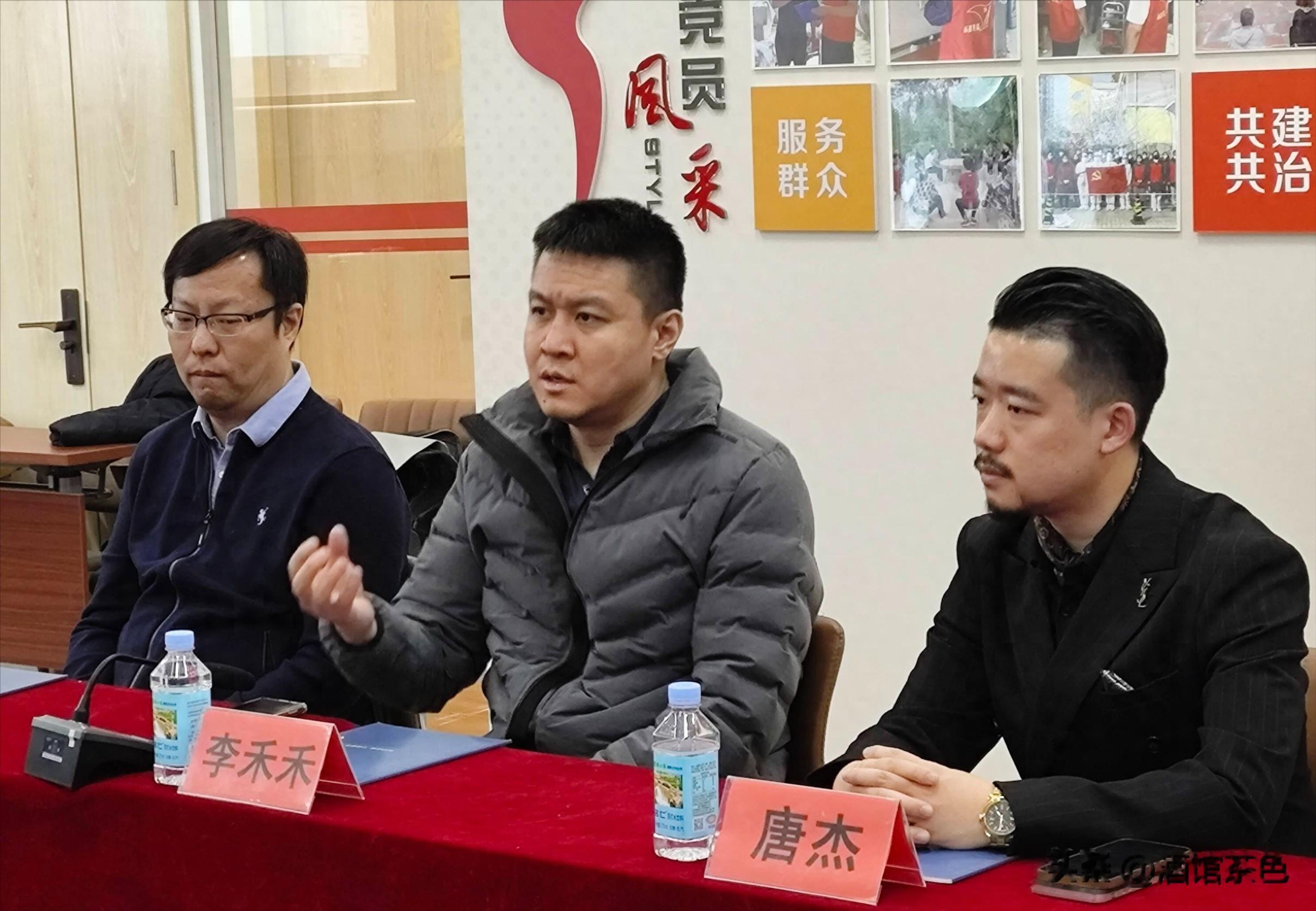 父亲是前外交部部长,岳父是歌唱家阎维文 ,他却独自创业成大老板