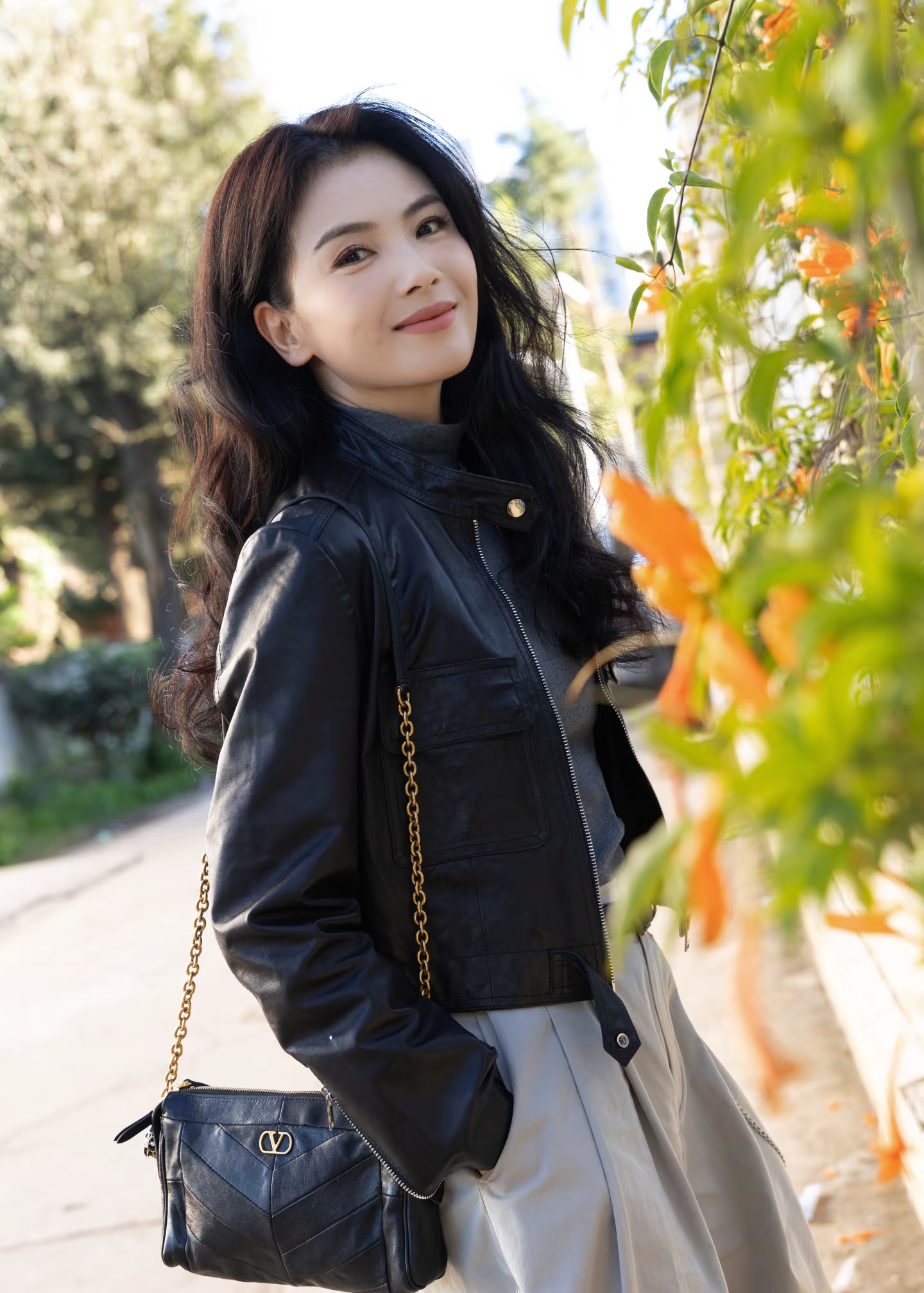 刘涛分享最新美照,黑皮衣配微卷长发,美得好耀眼