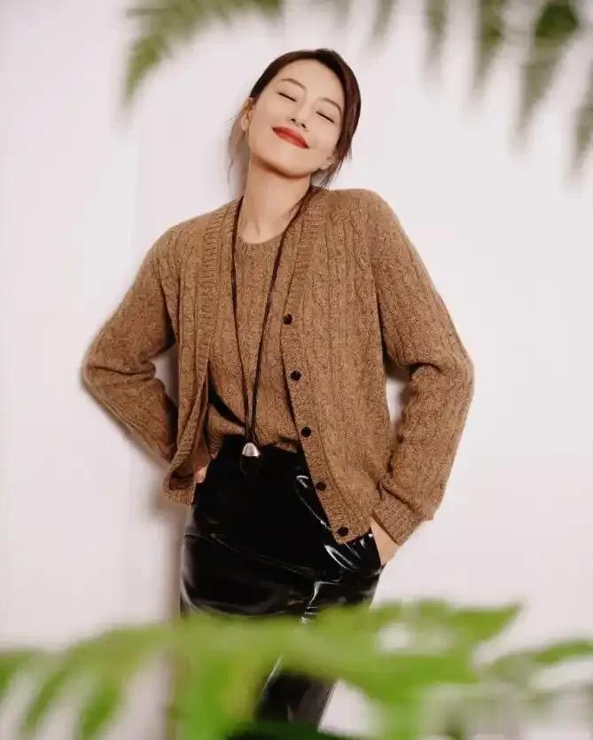 高圆圆烫了油画卷带火了秋冬新穿搭:短外套+半身裙,时髦又洋气