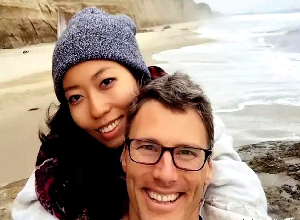 母亲入狱8年，她在国外住豪宅健身游玩，恋富豪，曲婉婷不无辜