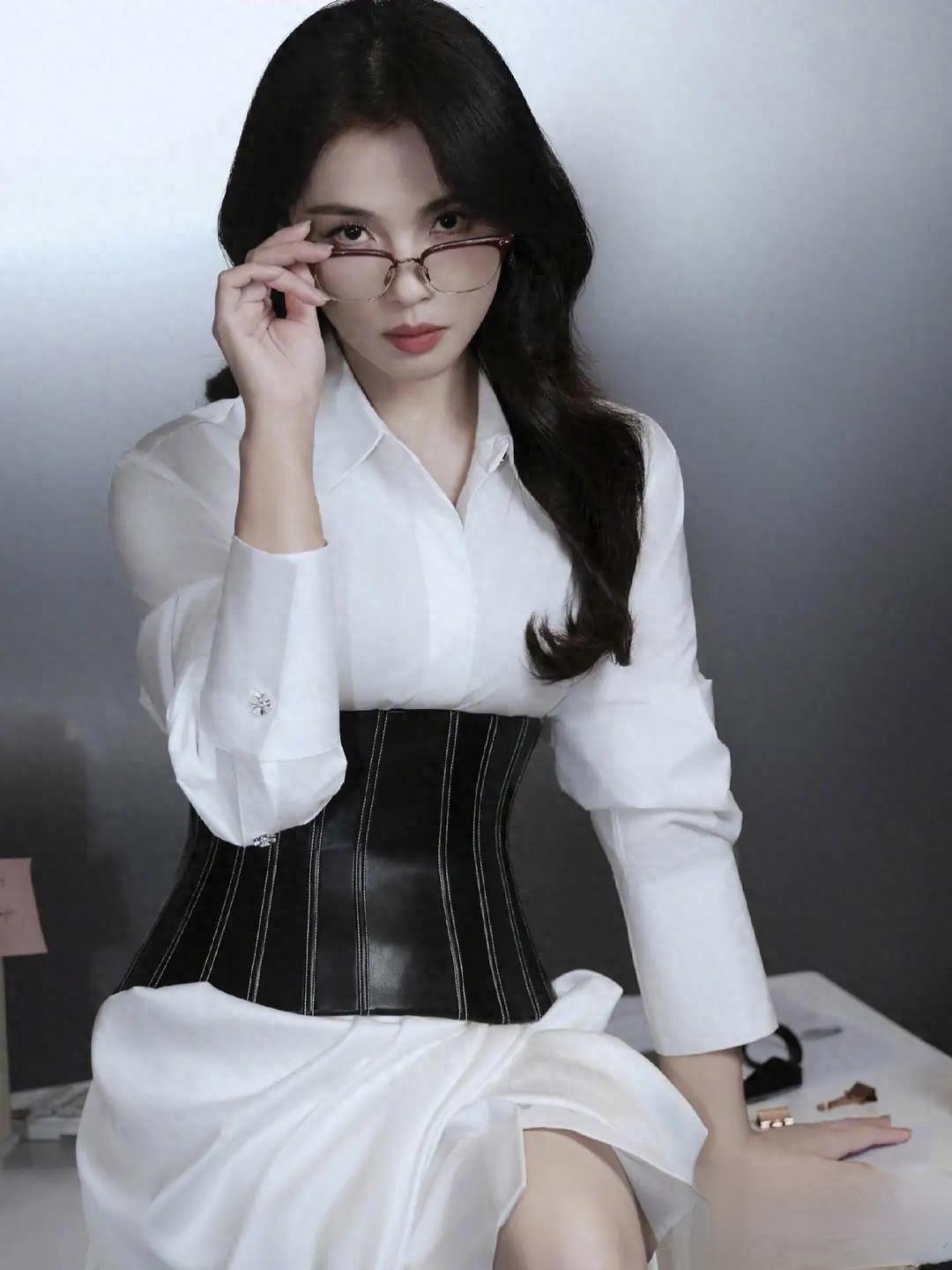 刘涛最新活动造型写真，大波浪发型搭白色衬衫裙，尽显优雅气质