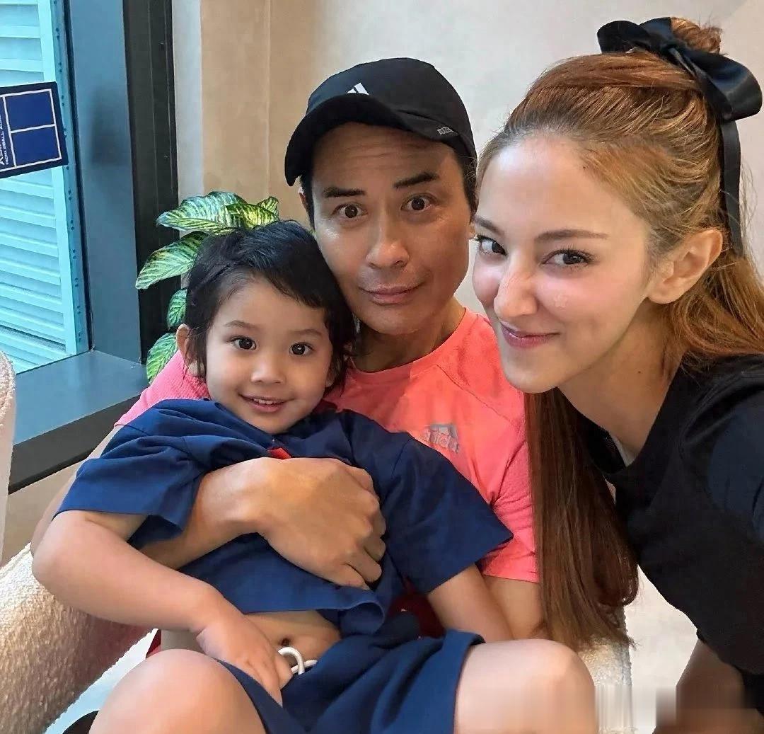 郑嘉颖和老婆陈凯琳一起带儿子到球馆打球,儿子继承了他俩的颜值