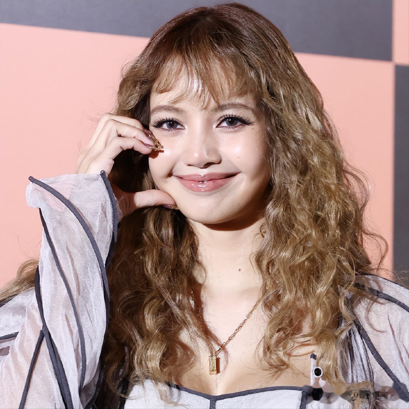 全智贤出席LV风光不再，商业价值下滑待遇变差，强撑气场冷到搓手