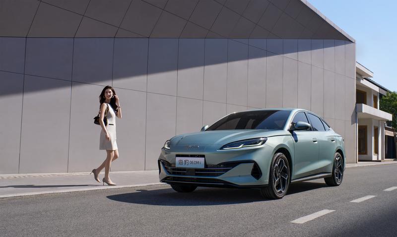 比亚迪“超混新标杆”!续航超过2000公里,限时一口价仅售8.98万元