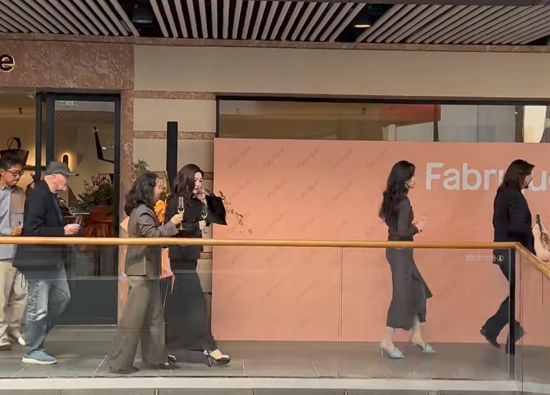 朱珠同台蔚来老板娘，她穿黑裙举香槟优雅，王屹芝指来指去不礼貌