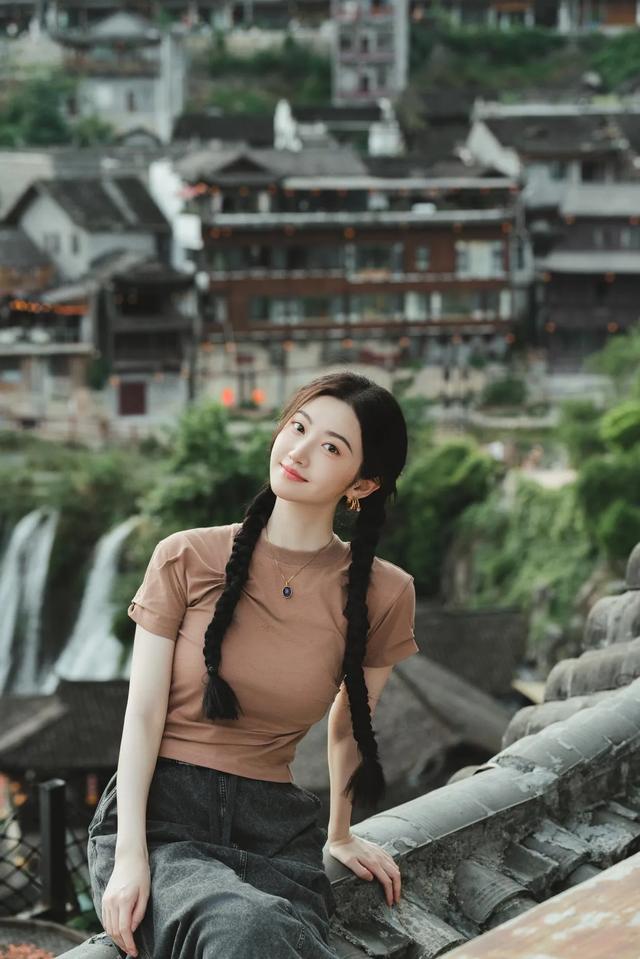 当景甜梳着两个大麻花辫，曾经的邻家妹妹又回来啦