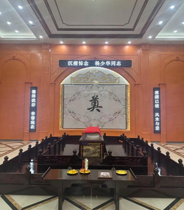 杨议灵前晕倒！众人合力抬出，现场一片混乱，做法事的高僧很抢眼