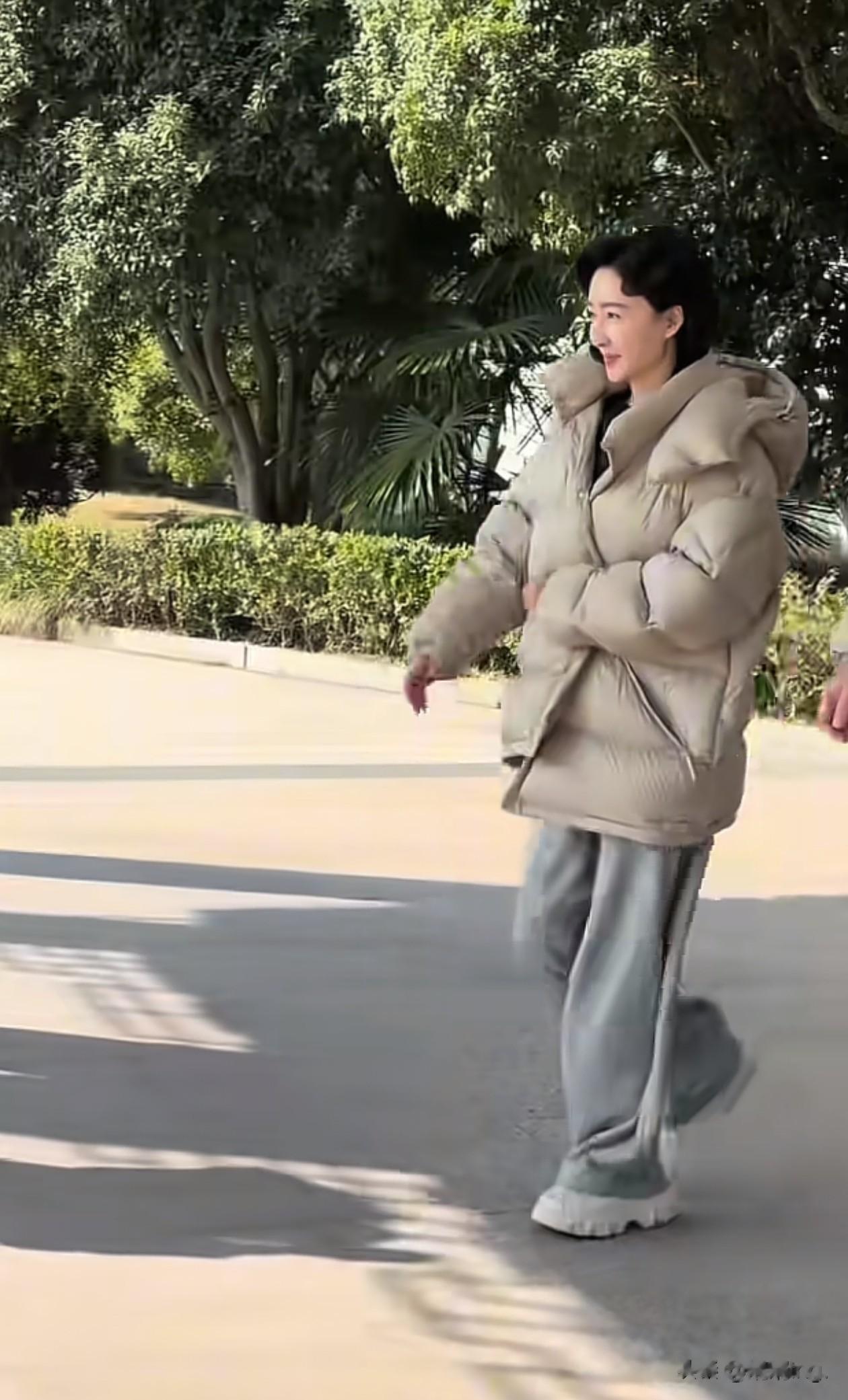40岁王丽坤冬日穿搭：羽绒服+阔腿裤+白鞋，保暖时髦，颜值真抗打
