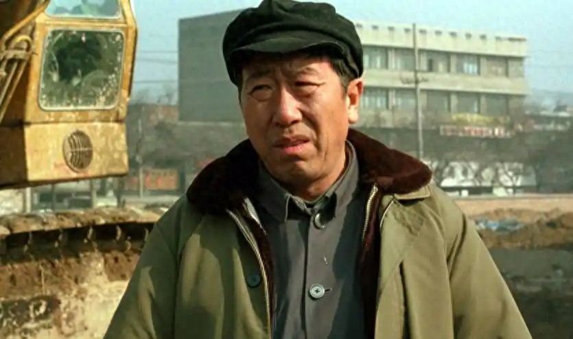 老戏骨雷恪生北京胡同被偶遇,89岁精神十足,老伴很贤惠贴身照顾